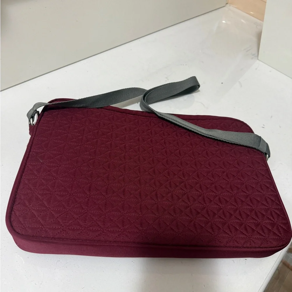 Belkin Quilted Burgundy Laptop Bag in new condition cond